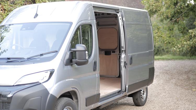 boxer_335_l3_diesel_59748.jpg - 2.2 BlueHDi 140 Chassis Cab Professional Auto