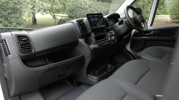 relay_40_heavy_l4_diesel_60024.jpg - 2.2 BlueHDi 140 H2 Window Van Enterprise