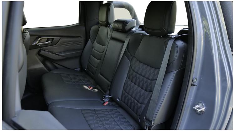 d_max_special_edition_64671.jpg - 1.9 V-Cross Steel Edition Double Cab 4x4 Auto